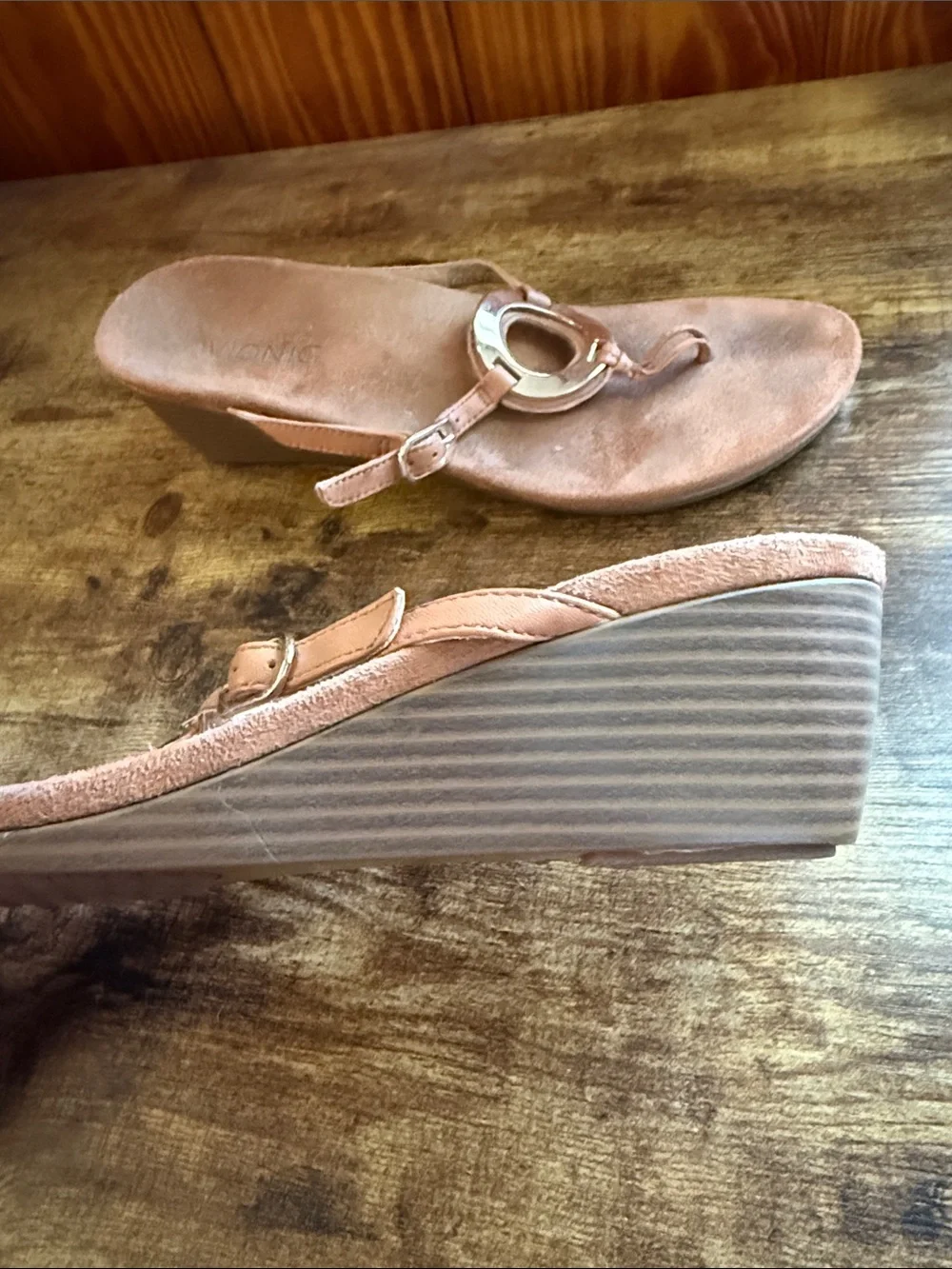 Vionic Brown Leather Ring-Detail Thong Sandals